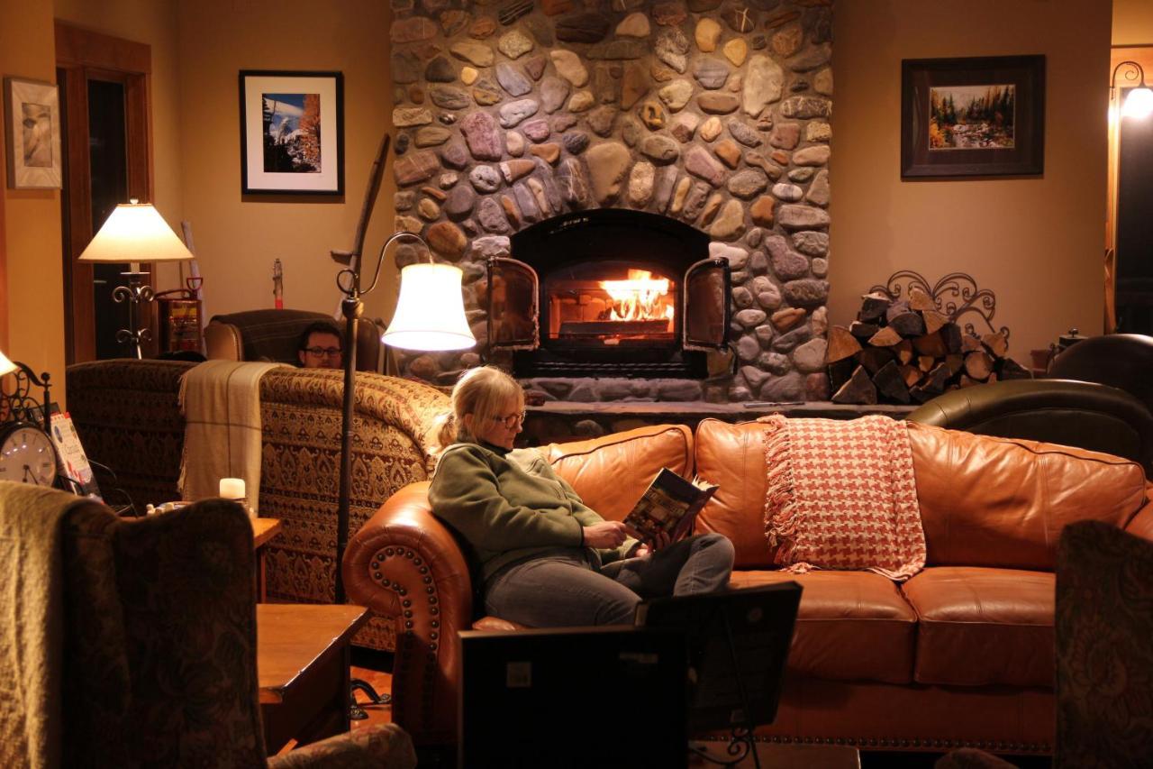 גולדן Vagabond Lodge At Kicking Horse מראה חיצוני תמונה