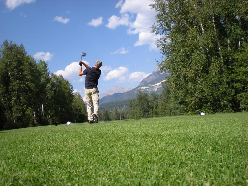 גולדן Vagabond Lodge At Kicking Horse מראה חיצוני תמונה