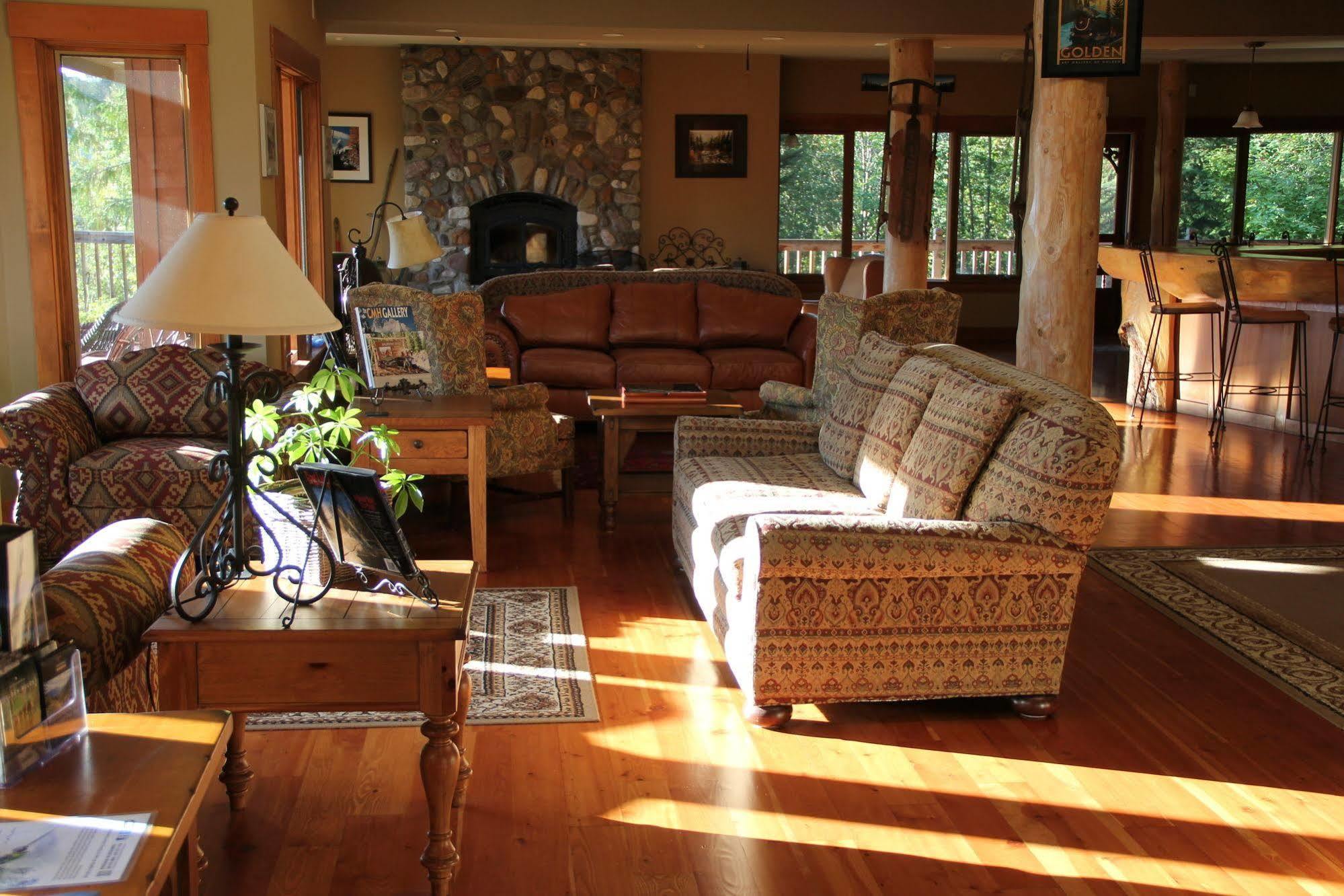 גולדן Vagabond Lodge At Kicking Horse מראה חיצוני תמונה